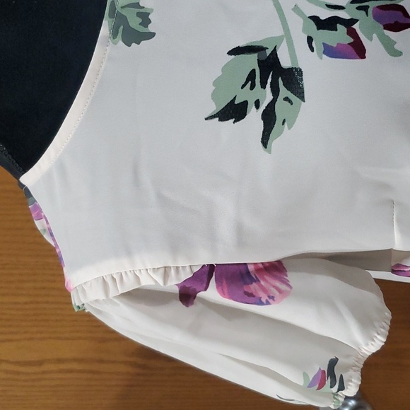 Modcloth nwt light floral purple and green ruffle trim short sleeve - Picture 2 of 6